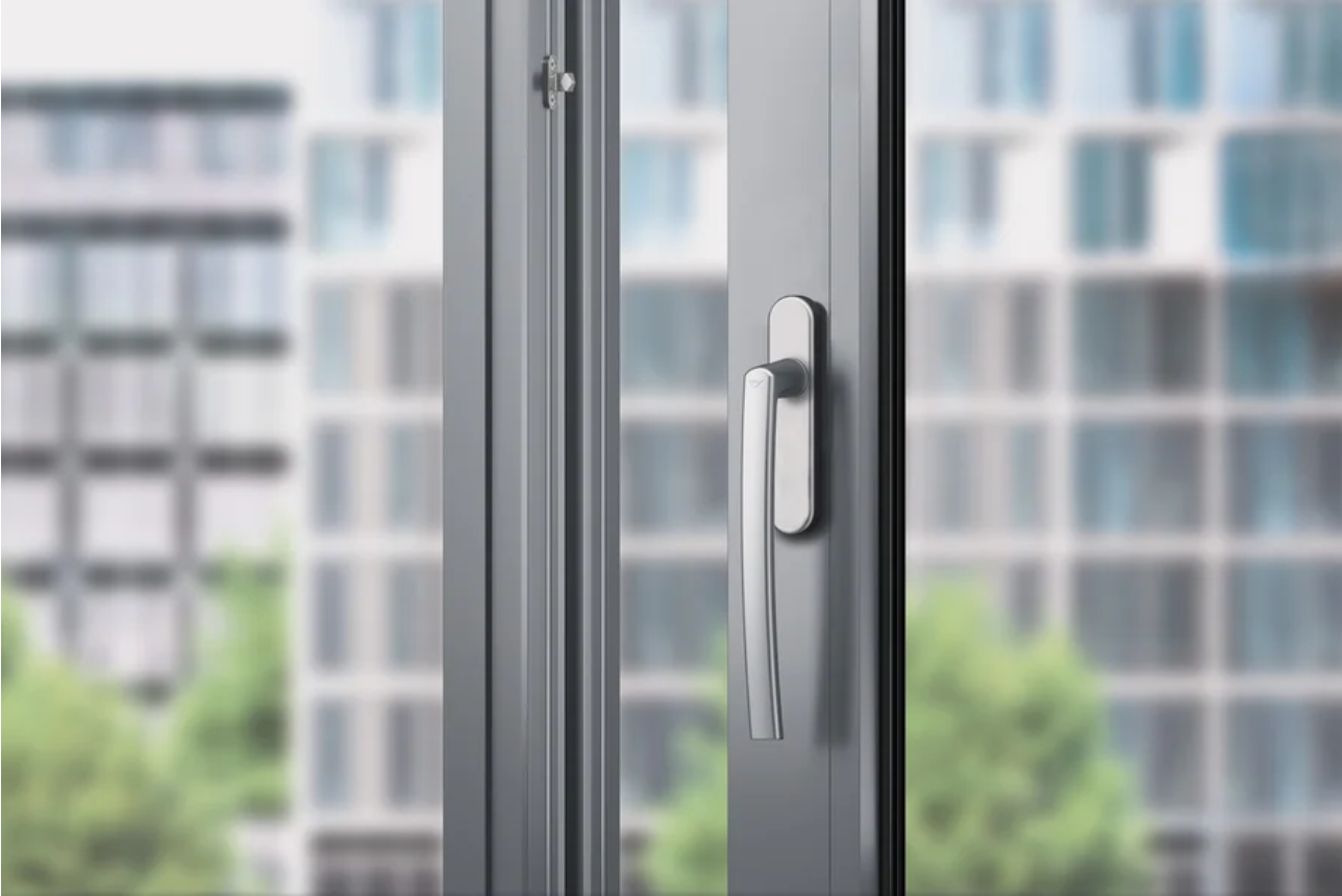 Aluminium raam met een close-up van het handvat