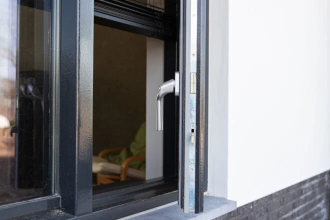 Houten kozijn draairaam mahonie